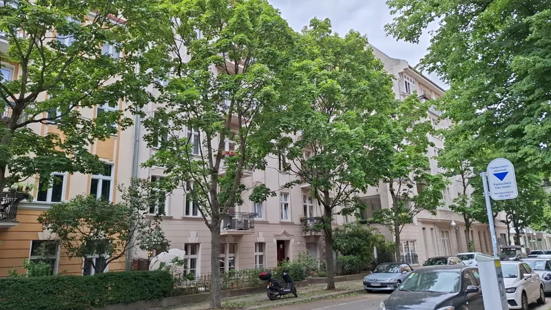 Frisch sanierte Altbauperle mit überdachter Terrasse in Wilmersdorfer Bestlage!! — photo 1